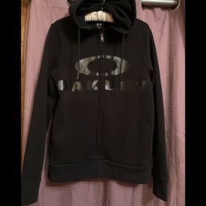 Oakley Men’s Small. My son wore it twice. Washed once.